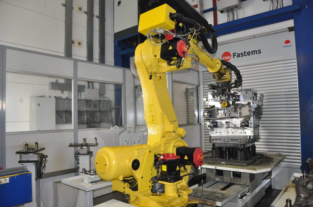 Connecting a robot cell to Flexible manufacturing system (FMS) allows the automatic loading and unloading of clamping devices, and robotic deburring of the workpieces.