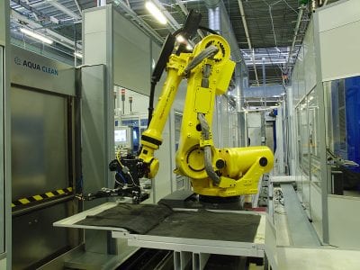 Immediately after the initial machining of the workpieces, the robot transports the semi-finished parts to the washing machine.