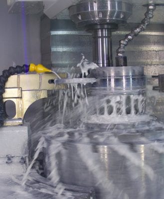 Specific machining processes such as in the grinding machine are only possible without clamping, which means the workpiece at the loading station must first be removed from the pallet so that the robot can load the machine.