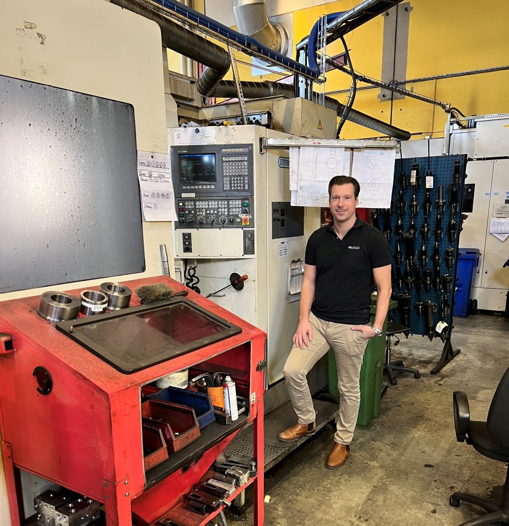 Niklas Näslund from Alfta Kvalitetslego in front of the first Okuma from 1994.